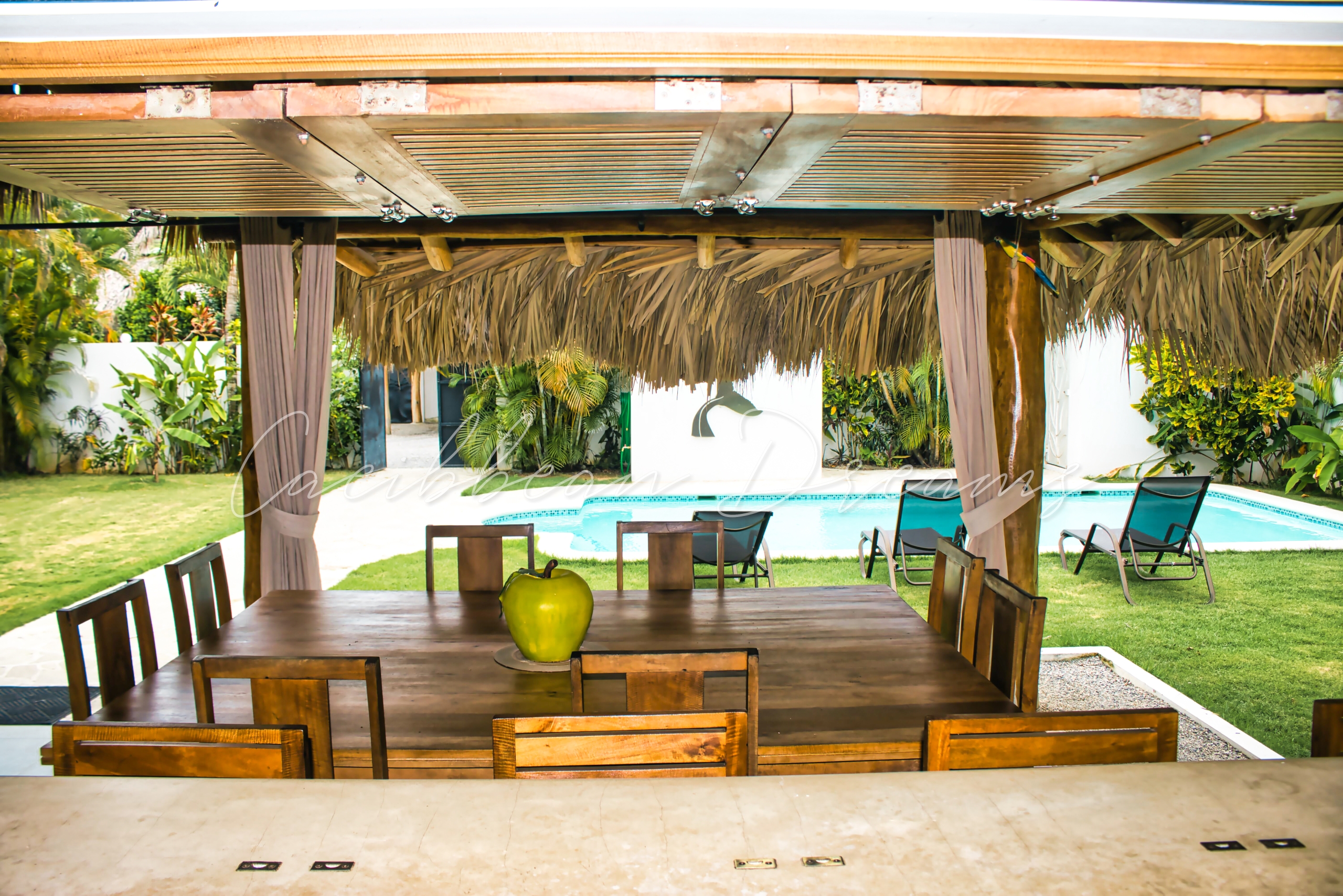 vue de cuisine sur piscine